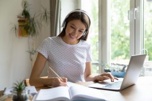 Mujer estudiando en ordenador